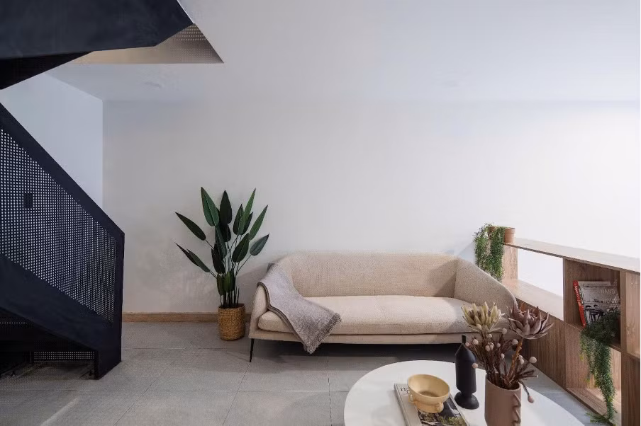 Nội thất thông minh được thiết kế theo triết lý “ít nhưng chất lượng”. Không gian tầng trệt thiết kế mở, liên kết giữa bếp và phòng khách giúp gia đình có thêm thời gian bên nhau. Ảnh: Quang Trần