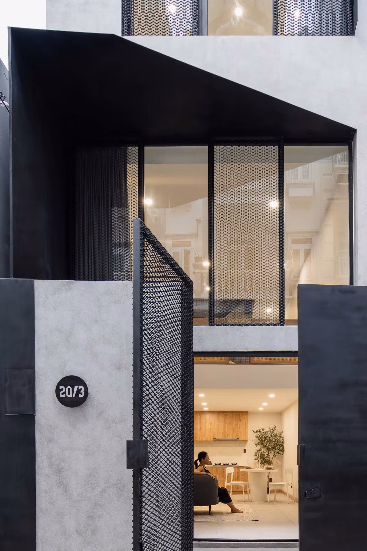 Tọa lạc tại quận Gò Vấp nhộn nhịp ở TP HCM, dự án Odd One Out như định nghĩa lại cuộc sống quy mô nhỏ, biến những hạn chế của ngôi nhà rộng 29m2 thành cơ hội cho sự đổi mới. Ảnh: Quang Trần