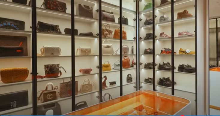 Tầng 3 còn có một phòng thay đồ không khác cửa hàng thời trang. Ảnh chụp màn hình NhaTo