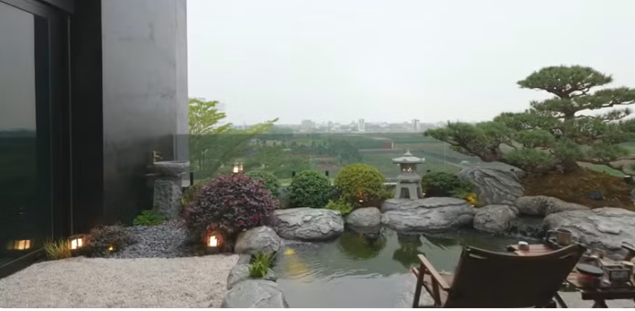 Trên sân thượng còn có một không gian xanh thư giãn cực chill. Ảnh chụp màn hình NhaTo