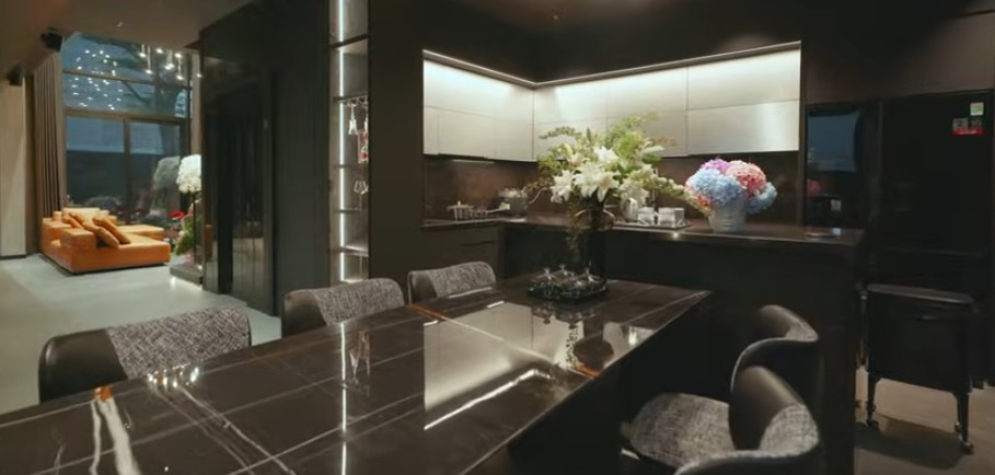 Khu bếp cũng mang phong cách tối giản, với gam màu đen chủ đạo. Ảnh chụp màn hình NhaTo