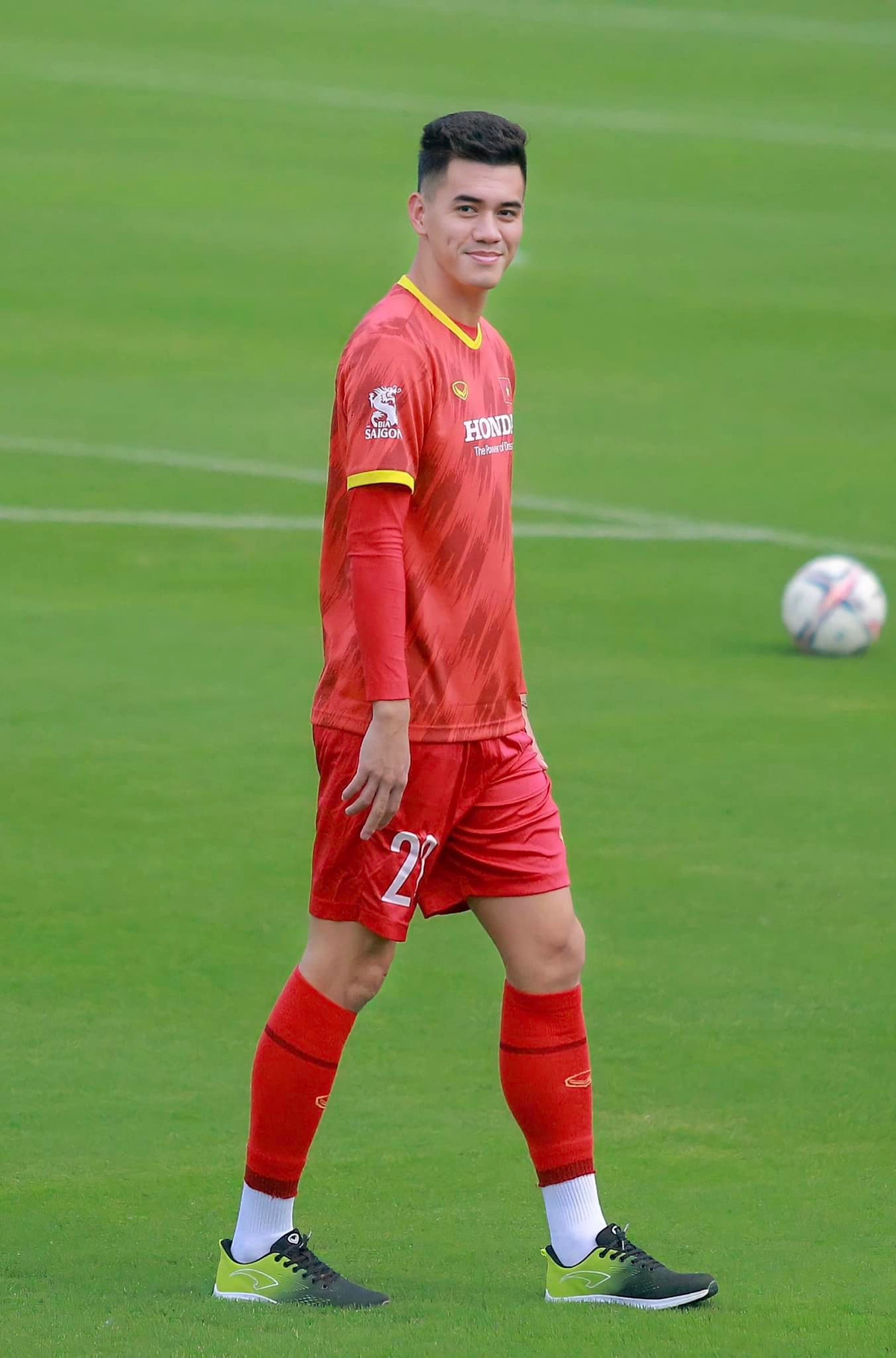 Không chỉ ghi dấu ấn trên sân cỏ, Tiến Linh còn được ngưỡng mộ bởi những hành động thiện nguyện ý nghĩa. Sau cơn bão Yagi, nam cầu thủ ủng hộ 50 triệu đồng và trích doanh thu một tháng từ cơ sở kinh doanh cá nhân để quyên góp. Ảnh: FB Nguyễn Tiến Linh