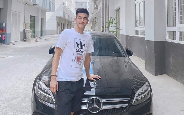 Năm 2020 khi mới 23 tuổi, Tiến Linh đã tậu cho mình một chiếc Mercedes-Benz C200 bản nâng cấp facelift giá khoảng 1,5 tỷ đồng. Ảnh: Saostar