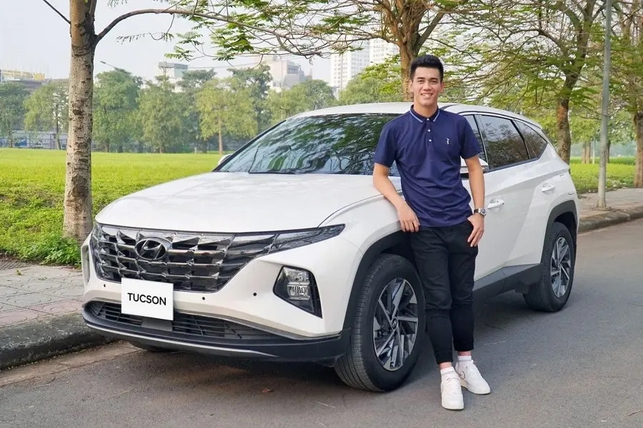 Sau đó 2 năm, Tiến Linh tậu thêm một chiếc Hyundai Tucson 2022 có tông màu trắng sang trọng, với mức giá khoảng 1 tỷ đồng. Ảnh: Facebook