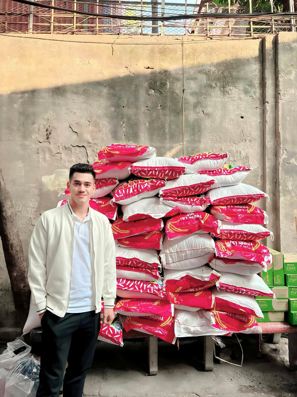 Sau chức vô địch ASEAN Cup 2024, Tiến Linh tuyên bố trích tiền thưởng tặng 2,5 tấn gạo cho hai bếp ăn từ thiện tại bệnh viện Bạch Mai và bệnh viện K Tân Triều, cung cấp 4-500 suất cơm mỗi ngày cho bệnh nhân khó khăn. Ảnh: FB Nguyễn Tiến Linh