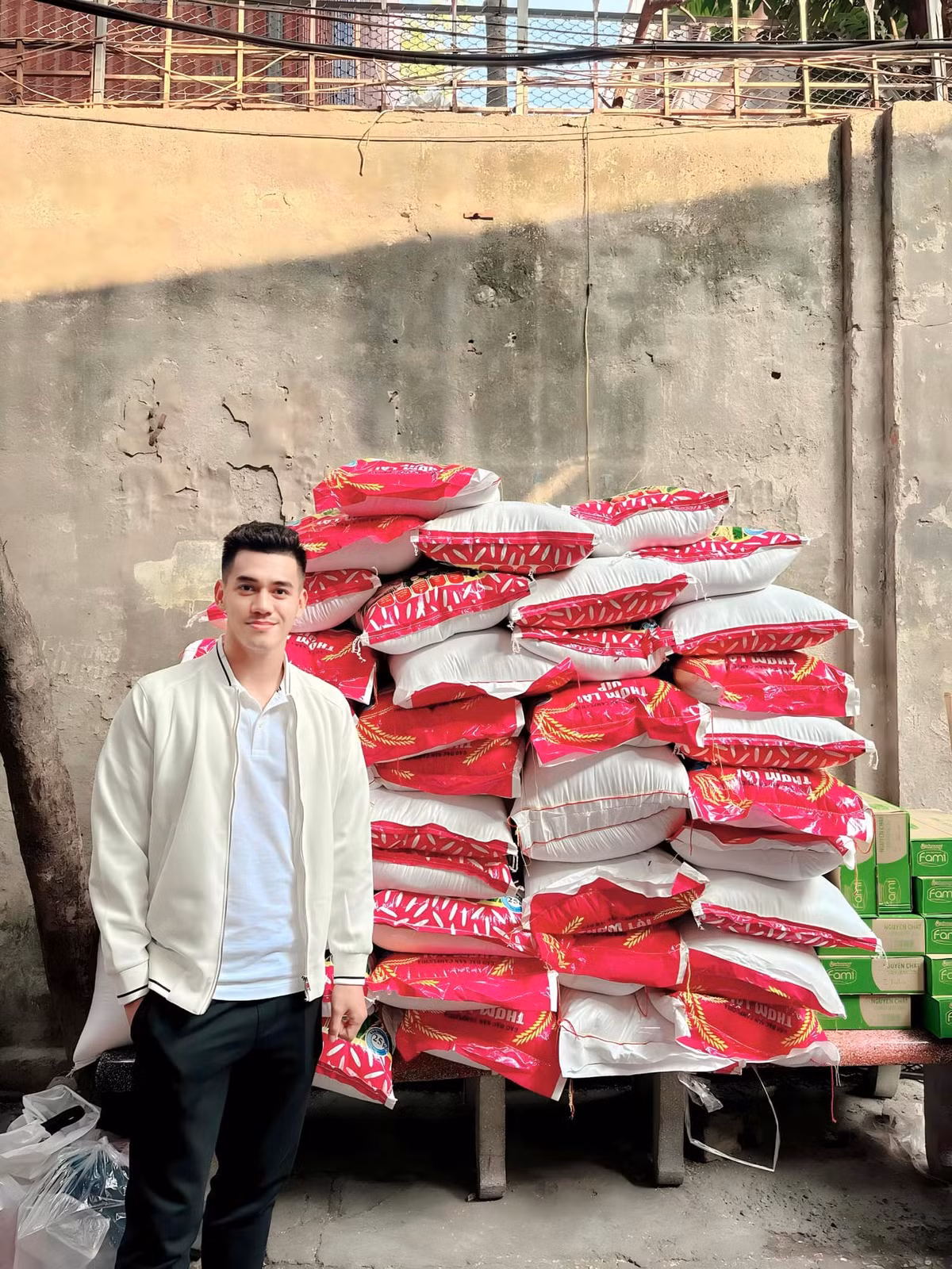 Sau chức vô địch ASEAN Cup 2024, Tiến Linh tuyên bố trích tiền thưởng tặng 2,5 tấn gạo cho hai bếp ăn từ thiện tại bệnh viện Bạch Mai và bệnh viện K Tân Triều, cung cấp 4-500 suất cơm mỗi ngày cho bệnh nhân khó khăn. Ảnh: FB Nguyễn Tiến Linh