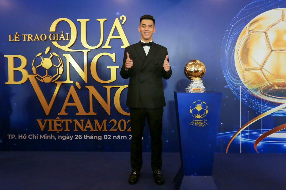 Đáng chú ý, ngay sau khi nhận danh hiệu cao quý, Tiến Linh có một nghĩa cử cao đẹp khi dành toàn bộ số tiền thưởng 40 triệu đồng để làm từ thiện. Ảnh; VOV