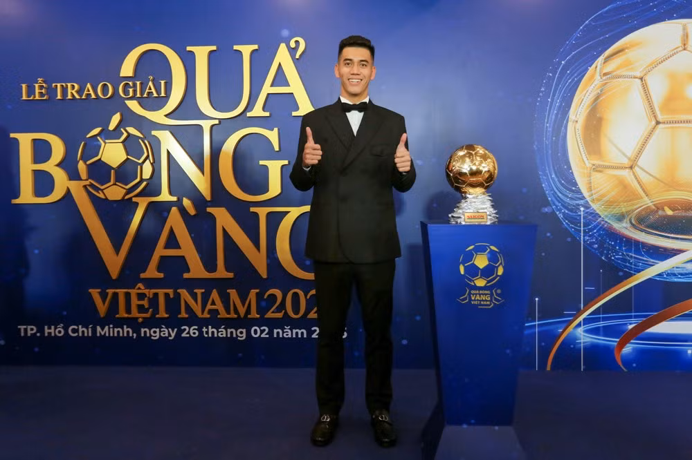 Đáng chú ý, ngay sau khi nhận danh hiệu cao quý, Tiến Linh có một nghĩa cử cao đẹp khi dành toàn bộ số tiền thưởng 40 triệu đồng để làm từ thiện. Ảnh; VOV