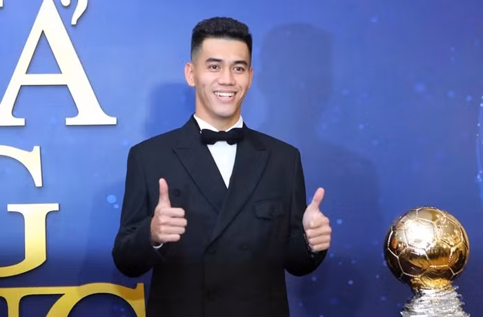 Tối 26/2, Nguyễn Tiến Linh được vinh danh với danh hiệu Quả bóng Vàng Việt Nam 2024. Đây là lần đầu tiên tiền đạo sinh năm 1997 đạt được danh hiệu cao quý này, sau khi từng đoạt Quả bóng Đồng năm 2021 và Quả bóng Bạc 2022. Ảnh: Znews