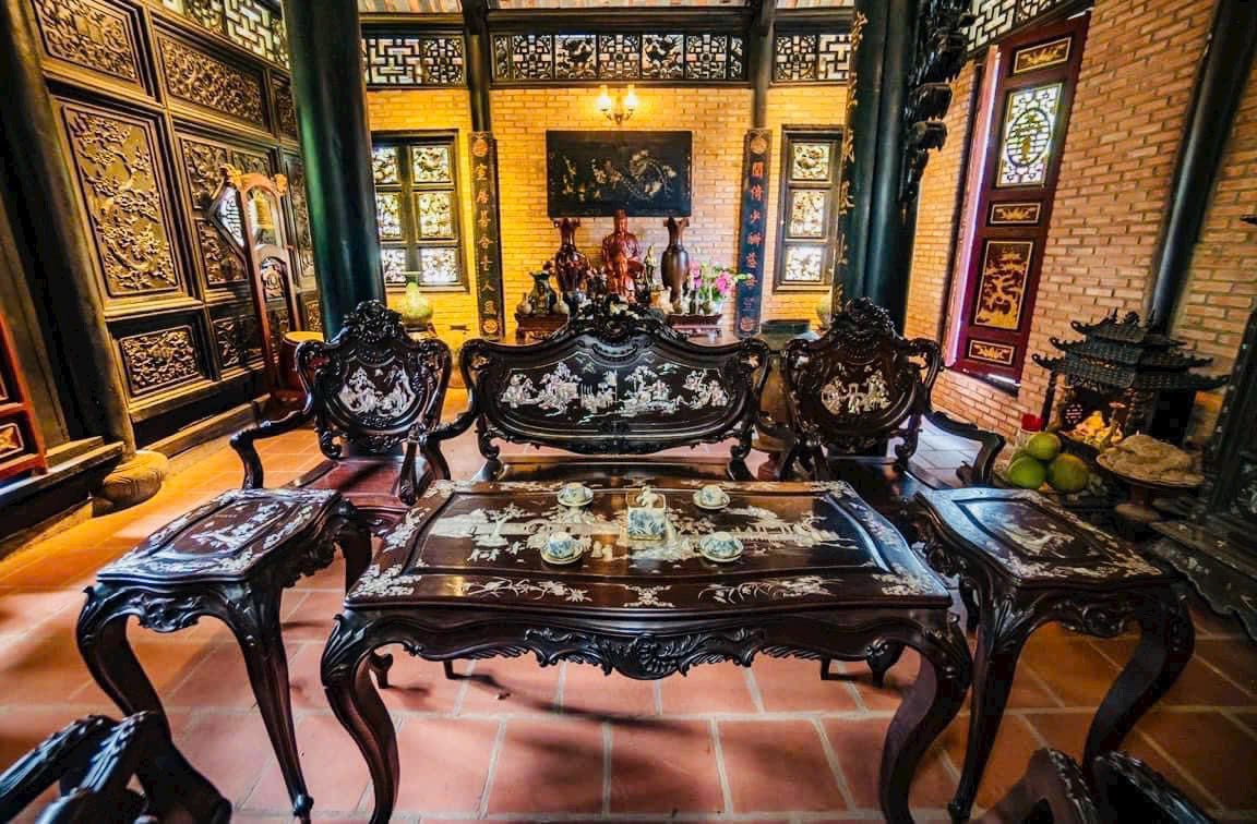 Bàn ghế chủ yếu làm bằng gỗ sang xịn. Ảnh: FB Hoàng Minh Bùi