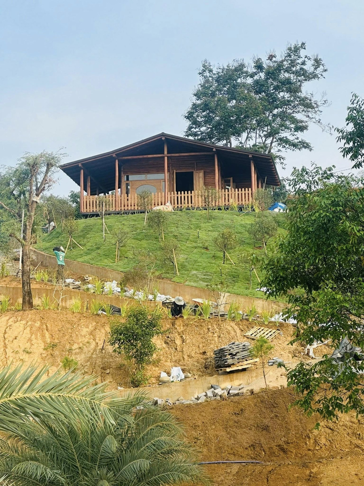 Theo nam nghệ sĩ, cơ ngơi này của anh có diện tích khá rộng, với 4 khu, 5 căn nhà, 10 phòng ngủ, 13 nhà vệ sinh, xung quanh trồng rất nhiều cây xanh, thảm cỏ, từ lối đi đến kiến trúc nhà nghỉ đều gần gũi với thiên nhiên. Ảnh: FB Hoàng Minh Bùi