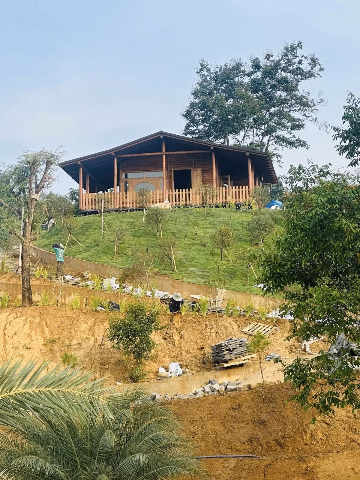 Theo nam nghệ sĩ, cơ ngơi này của anh có diện tích khá rộng, với 4 khu, 5 căn nhà, 10 phòng ngủ, 13 nhà vệ sinh, xung quanh trồng rất nhiều cây xanh, thảm cỏ, từ lối đi đến kiến trúc nhà nghỉ đều gần gũi với thiên nhiên. Ảnh: FB Hoàng Minh Bùi