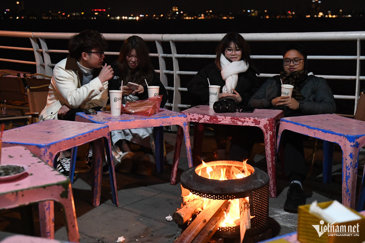 Tối 8/2, nhiệt độ Hà Nội thấp nhất kể từ đầu năm mới, 12 độ C, không ngăn cản được nhiều bạn trẻ có thú vui cảm nhận cái lạnh bên bếp sưởi ngoài trời. Hình ảnh tại một quán cà phê ở khu vực hồ Tây lúc 23h.