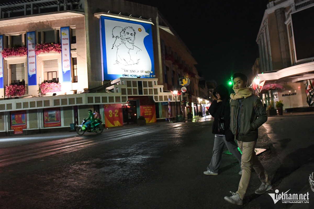 0h30 tại khu vực phố đi bộ hồ Gươm, một vài bạn trẻ còn dạo bộ trong những luồng gió lạnh thổi liên tục.