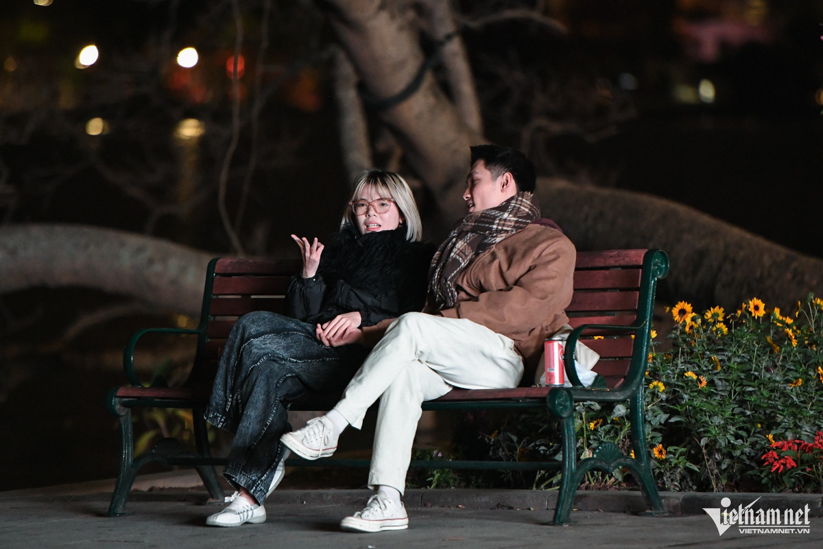 Ở các ghế đá ven hồ, một số cặp đôi cũng ngồi đến tận khuya, trong khi đó lượng khách đổ về trung tâm Thủ đô giảm hẳn so với bình thường.