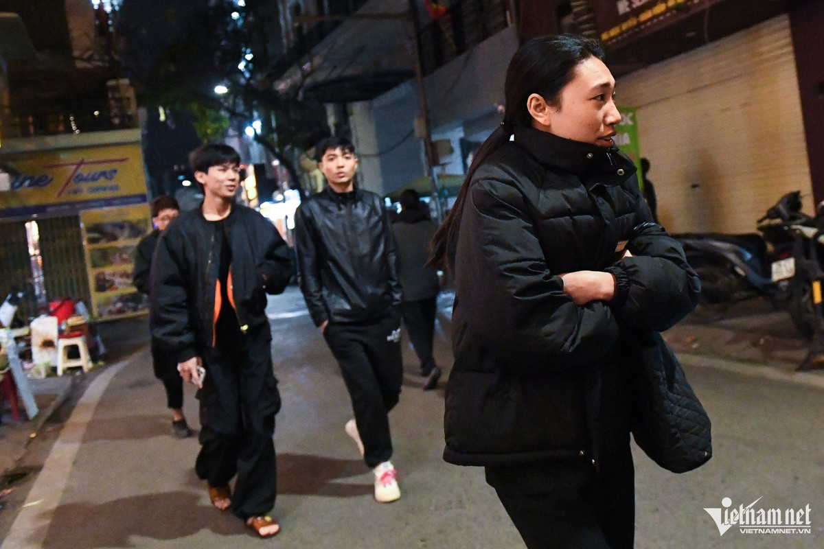 Một nhóm thanh niên co ro khi rời điểm tụ tập ăn uống trên phố Tạ Hiện, đi bộ tìm vẫy taxi trở về.