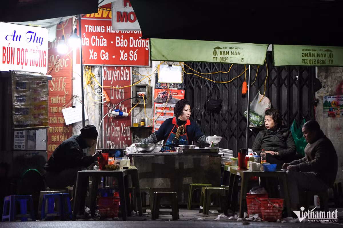 Trời lạnh, rất nhiều quán ăn đêm quanh khu vực phố cổ vắng thực khách hơn mọi ngày