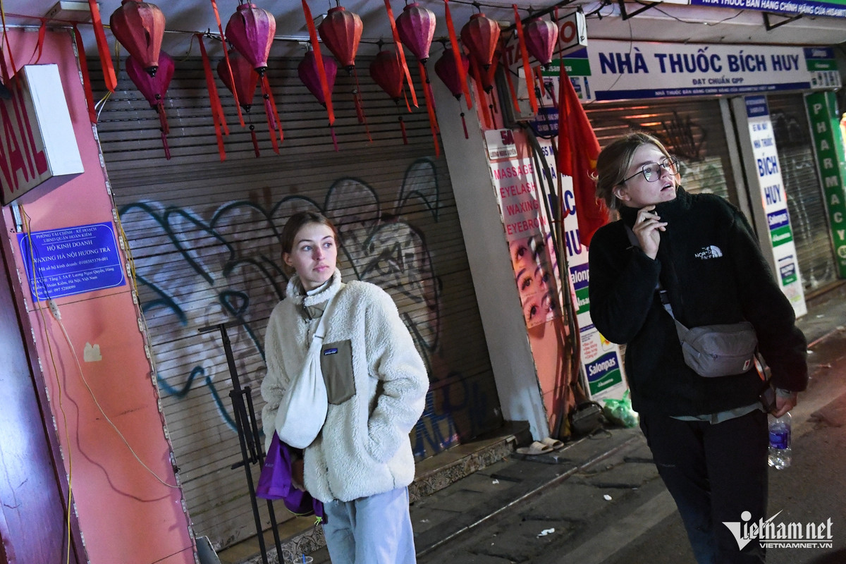 Nhiều du khách quốc tế đi chơi tối muộn để trải nghiệm và tìm hiểu về Hà Nội.