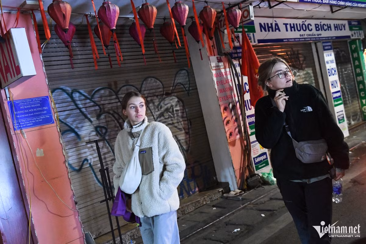 Nhiều du khách quốc tế đi chơi tối muộn để trải nghiệm và tìm hiểu về Hà Nội.