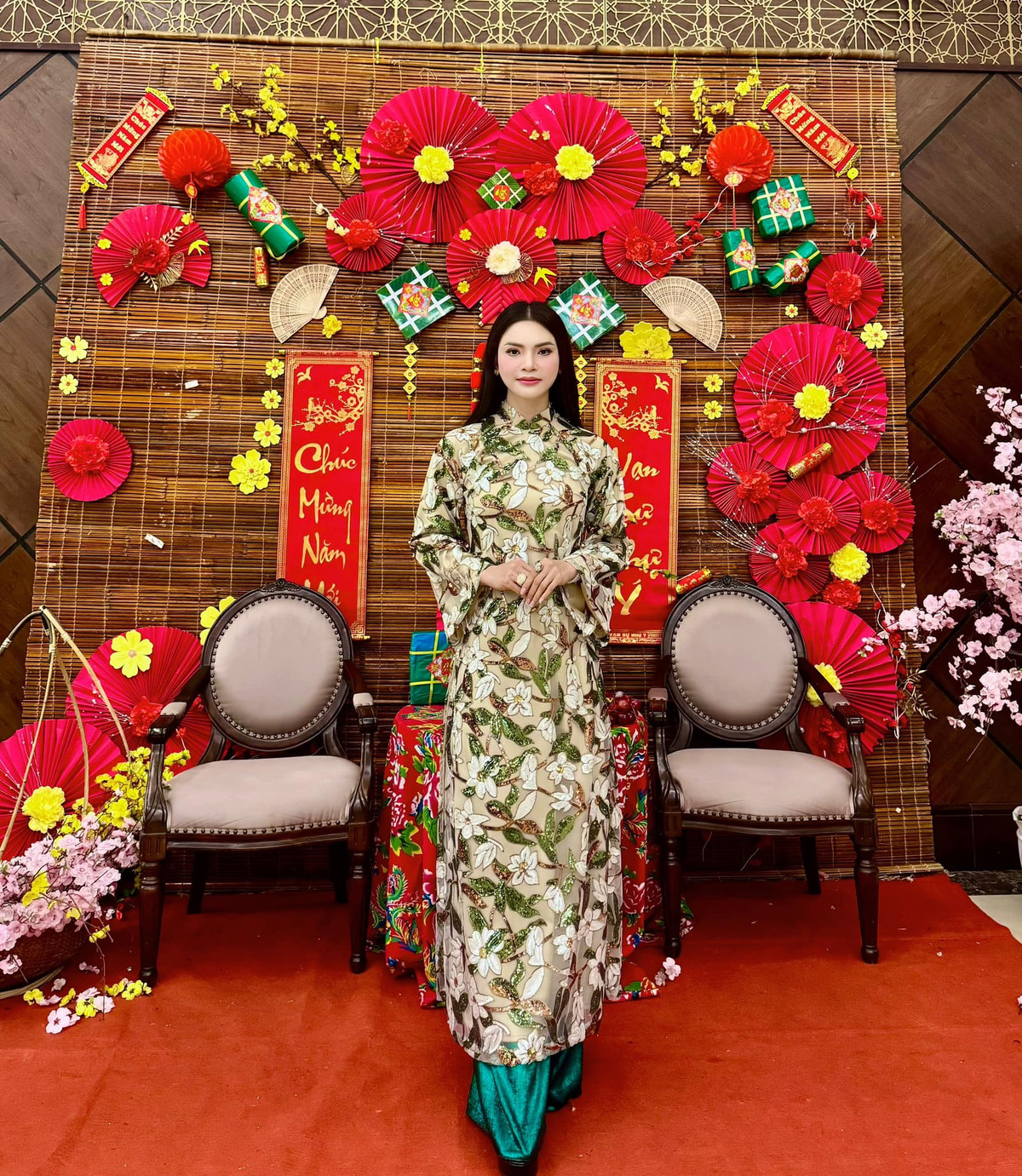 Trước khi lộ thông tin làm lễ ăn hỏi, Phạm Phương Thảo thu hút sự chú ý với khán giả khi là nữ nghệ sĩ trẻ nhất được tặng danh hiệu NSND cao quý đợt 10. Ảnh: FB Phạm Phương Thảo