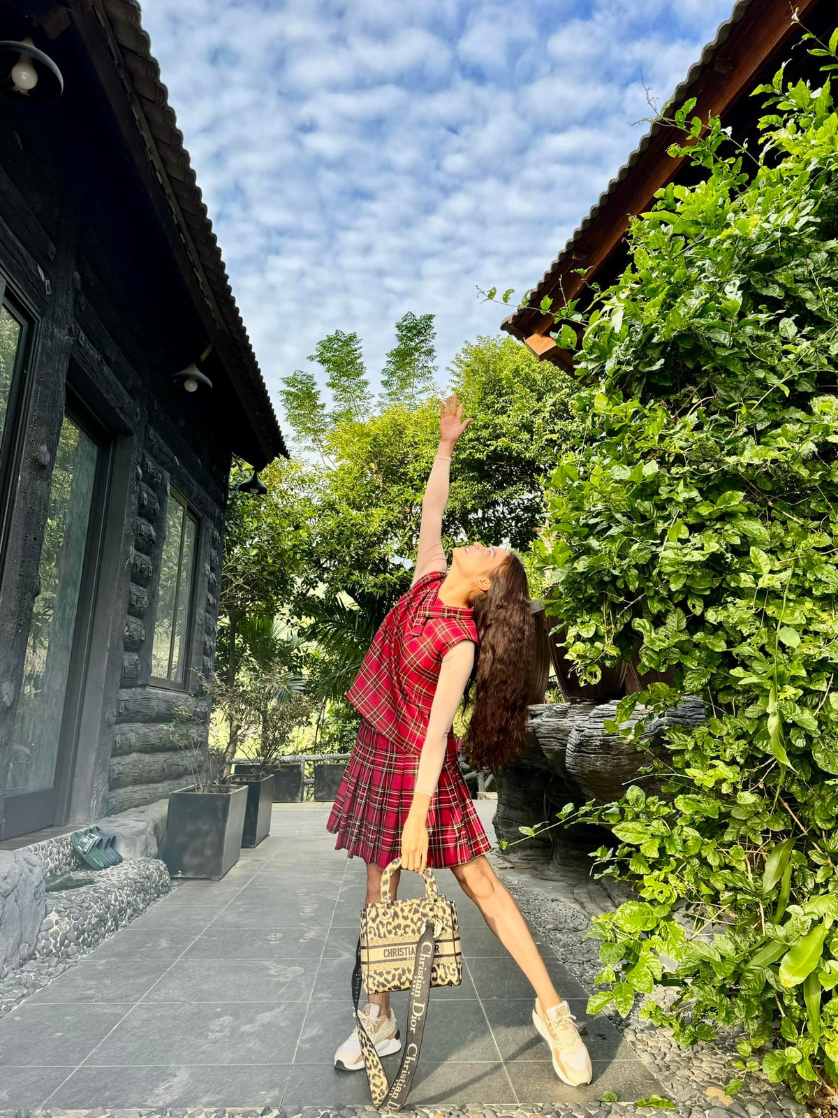 Nơi đây có địa thế tầng dốc, dưới đất với nhiều khối đá to nên nữ nghệ sĩ mất nhiều thời gian, công sức để cải tạo. Ảnh: FB Phạm Phương Thảo