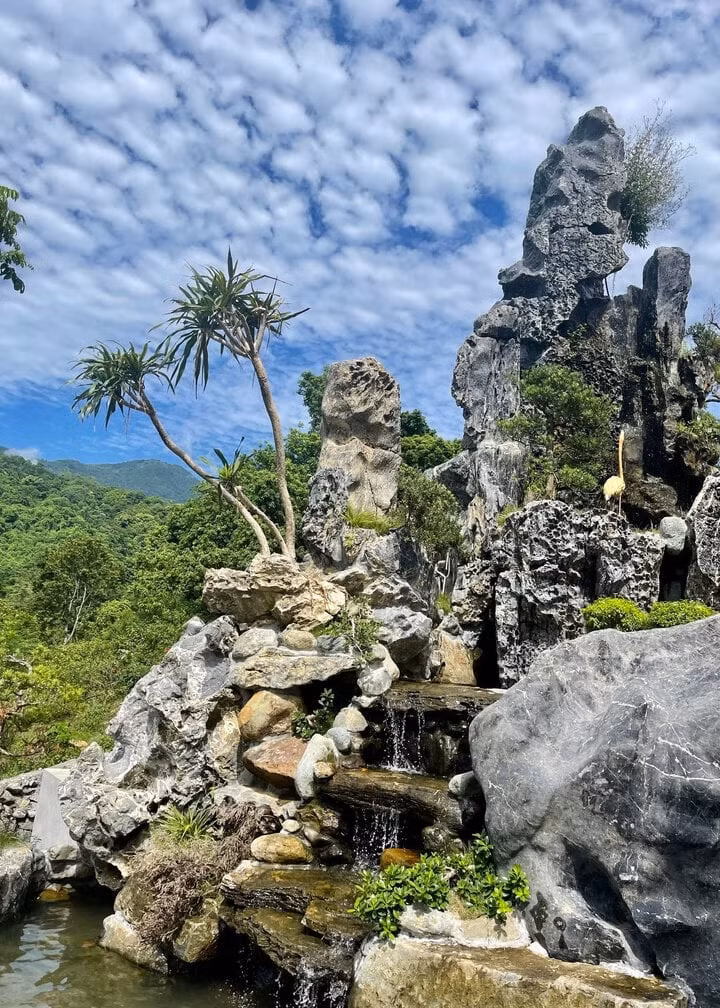 Nổi bật trong nhà vườn của NSND Phạm Phương Thảo là hòn non bộ được xây dựng bằng đá tự nhiên. Ảnh: FB Phạm Phương Thảo