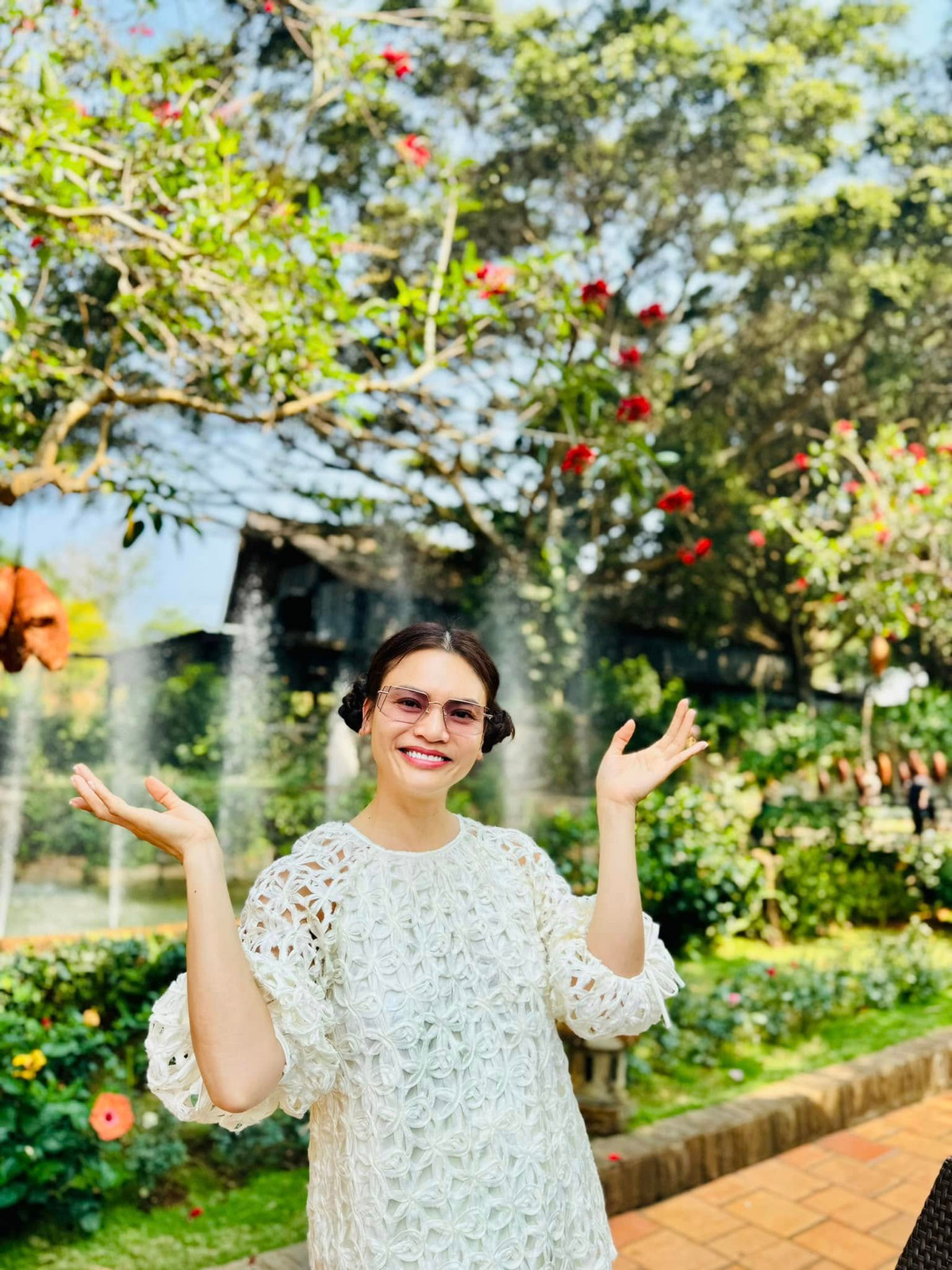 Ở tuổi ngoài 40, NSND Phạm Phương Thảo vẫn giữ được nhan sắc trẻ trung, mặn mà. Cô sở hữu khu nhà vườn rộng 8.000m2 ở Thạch Thất (Hà Nội). Ảnh: FB Phạm Phương Thảo