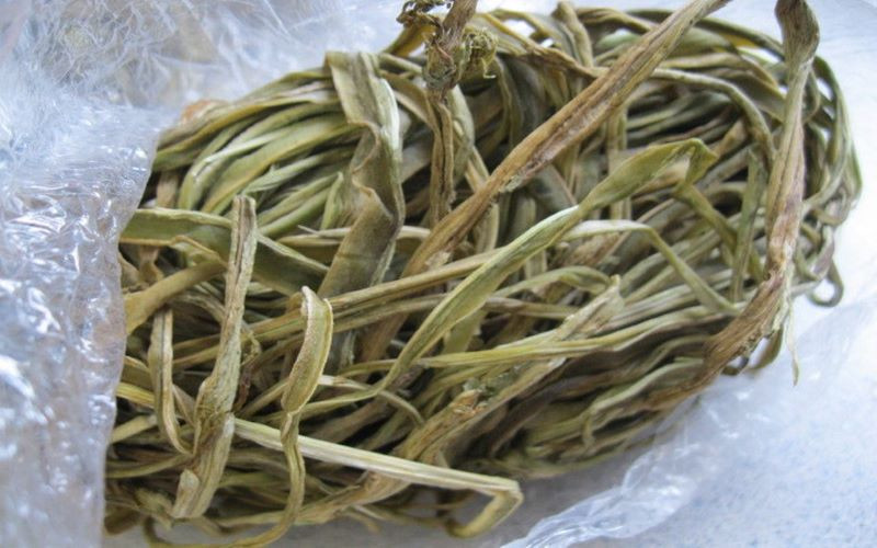 Mùa chính vụ rau tiến vua vào tháng 4 âm lịch, khi đó giá thị trường rơi vào khoảng 300k - 500k/kg. Còn những lúc trái mua, giá rau tiến vua lên đến hàng triệu, còn không có để mà mua. Ảnh: Bách hoá Xanh