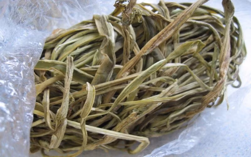 Mùa chính vụ rau tiến vua vào tháng 4 âm lịch, khi đó giá thị trường rơi vào khoảng 300k - 500k/kg. Còn những lúc trái mua, giá rau tiến vua lên đến hàng triệu, còn không có để mà mua. Ảnh: Bách hoá Xanh