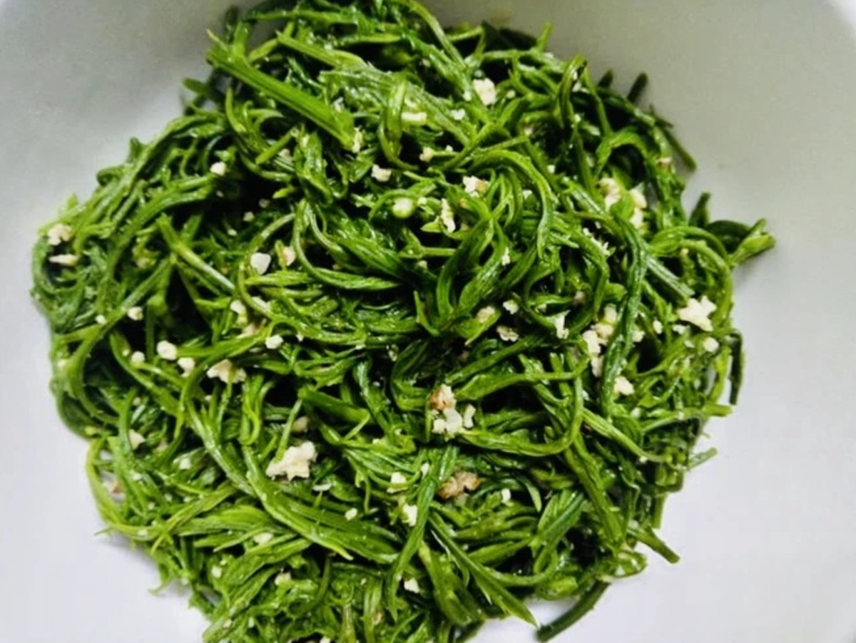 Rau thối thường được chế biến thành nhiều món ăn ngon như xào tỏi, thả lẩu, làm nộm hoặc canh. Dù giá thành không quá cao so với các loại rau khác, nhưng hương vị đặc trưng của rau thối lại khiến nhiều người "nghiện". Ảnh: Facebook