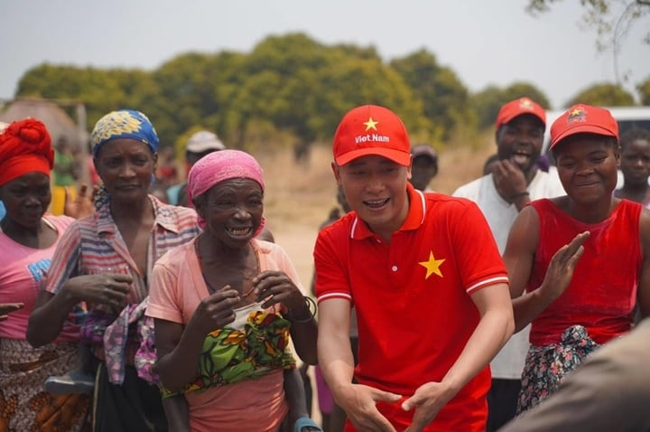 Trước khi bị bắt, Quang Linh Vlogs là gương mặt nổi tiếng với các hoạt động ý nghĩa tại châu Phi. Những hoạt động từ thiện ý nghĩa, giúp bà con nơi đây phát triển nông nghiệp giúp chàng trai xứ Nghệ nhận được nhiều sự tán dương. Ảnh: FBNV