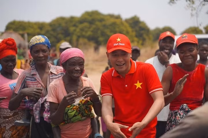 Trước khi bị bắt, Quang Linh Vlogs là gương mặt nổi tiếng với các hoạt động ý nghĩa tại châu Phi. Những hoạt động từ thiện ý nghĩa, giúp bà con nơi đây phát triển nông nghiệp giúp chàng trai xứ Nghệ nhận được nhiều sự tán dương. Ảnh: FBNV