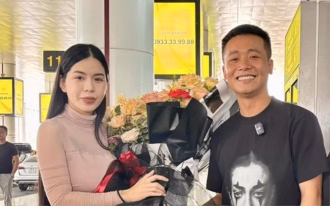 Thời gian gần đây, Quang Linh lấn sân sang lĩnh vực thực phẩm, kinh doanh các mặt hàng ăn uống. 9X đã mở thêm một số cửa hàng đồ uống, ẩm thực kết hợp với "Chị Rọt" Hằng Du Mục. Ảnh: FBNV