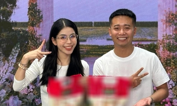 Dạo gần đây, ngoài việc livestream chốt được cả chục nghìn đơn khi buôn bán đủ loại mặt hàng, Quang Linh Vlogs cũng không ít lần phải lên tiếng xin lỗi khách hàng vì chất lượng sản phẩm chưa được như những lời quảng cáo. Ảnh: FBNV