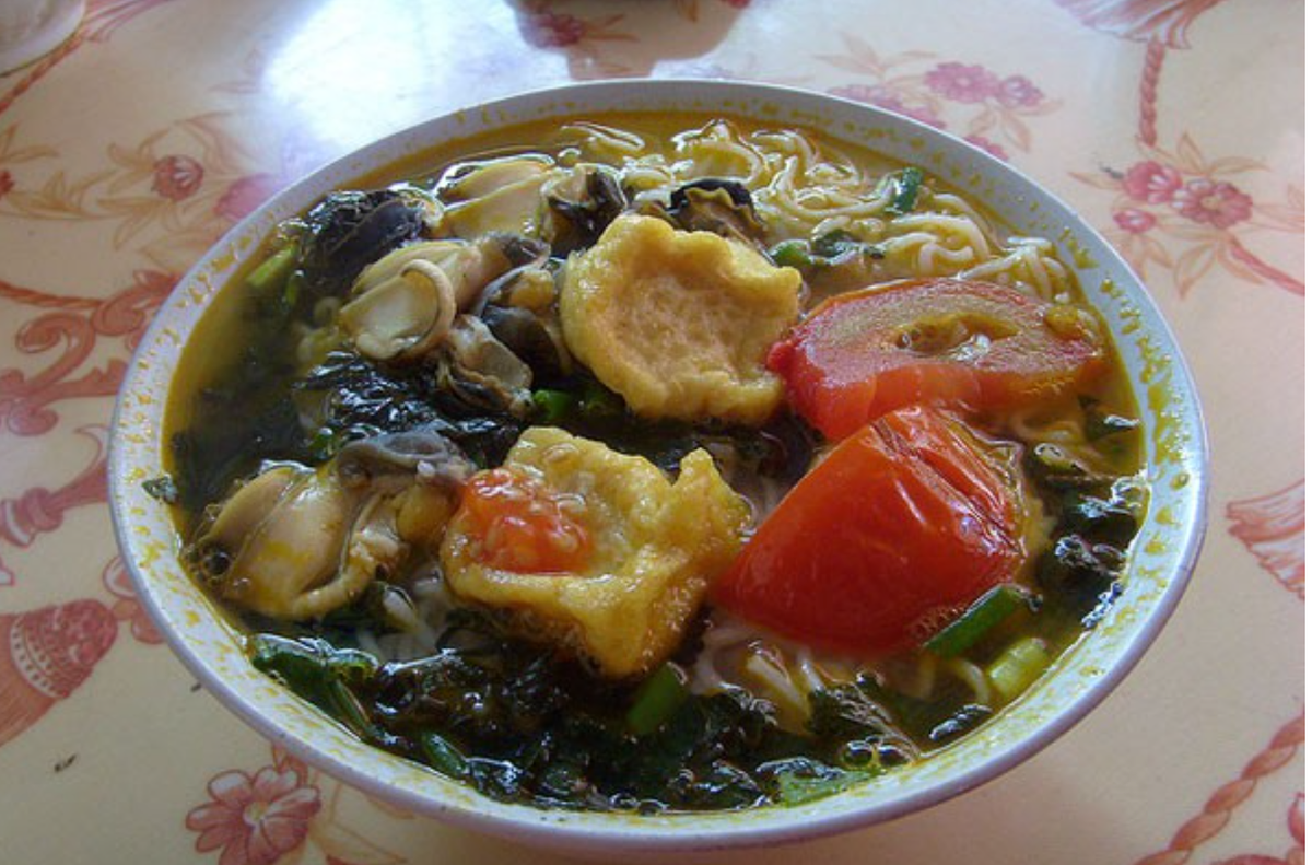 Từ 30 Tết, đa số các cửa hàng phục vụ ăn uống đều đã đóng cửa. Nhưng vẫn có những người bán hàng ăn mở hàng suốt Tết, bao gồm cả đêm giao thừa. Đây cũng là một nghề kiếm bộn tiền đầu năm mới. Nguồn ảnh: Internet