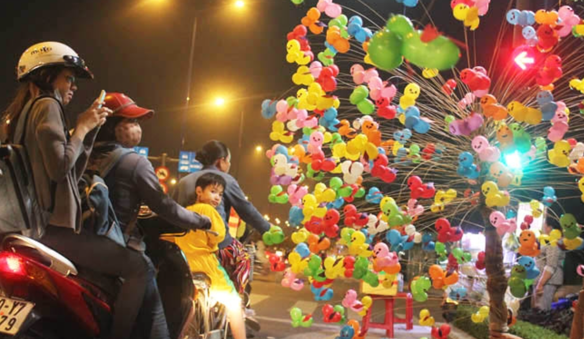 Sau khi trừ chi phí phát sinh do bóng vỡ, bay,... người bán vẫn có thể kiếm khá tiền nếu chọn được địa điểm phù hợp để bán trong đêm giao thừa.