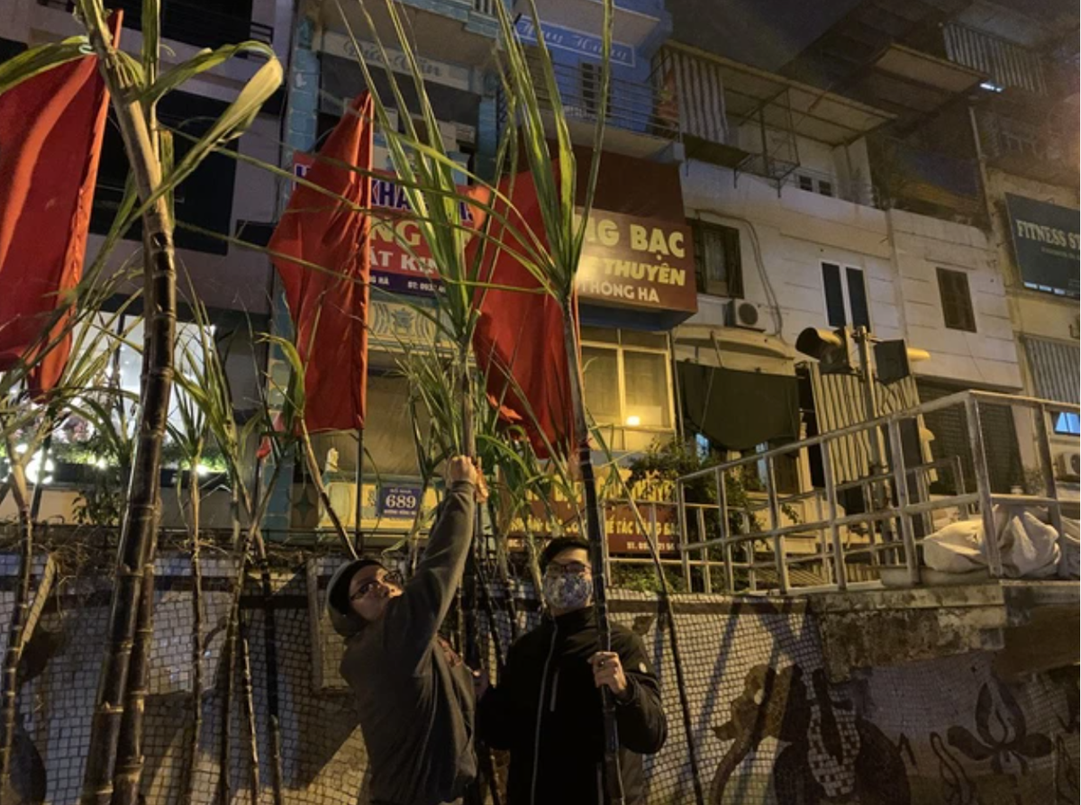 Khắp các nẻo đường ở các thành phố, khu dân cư đều có thể bắt gặp những người bán mía lộc để kiếm lộc đầu năm.