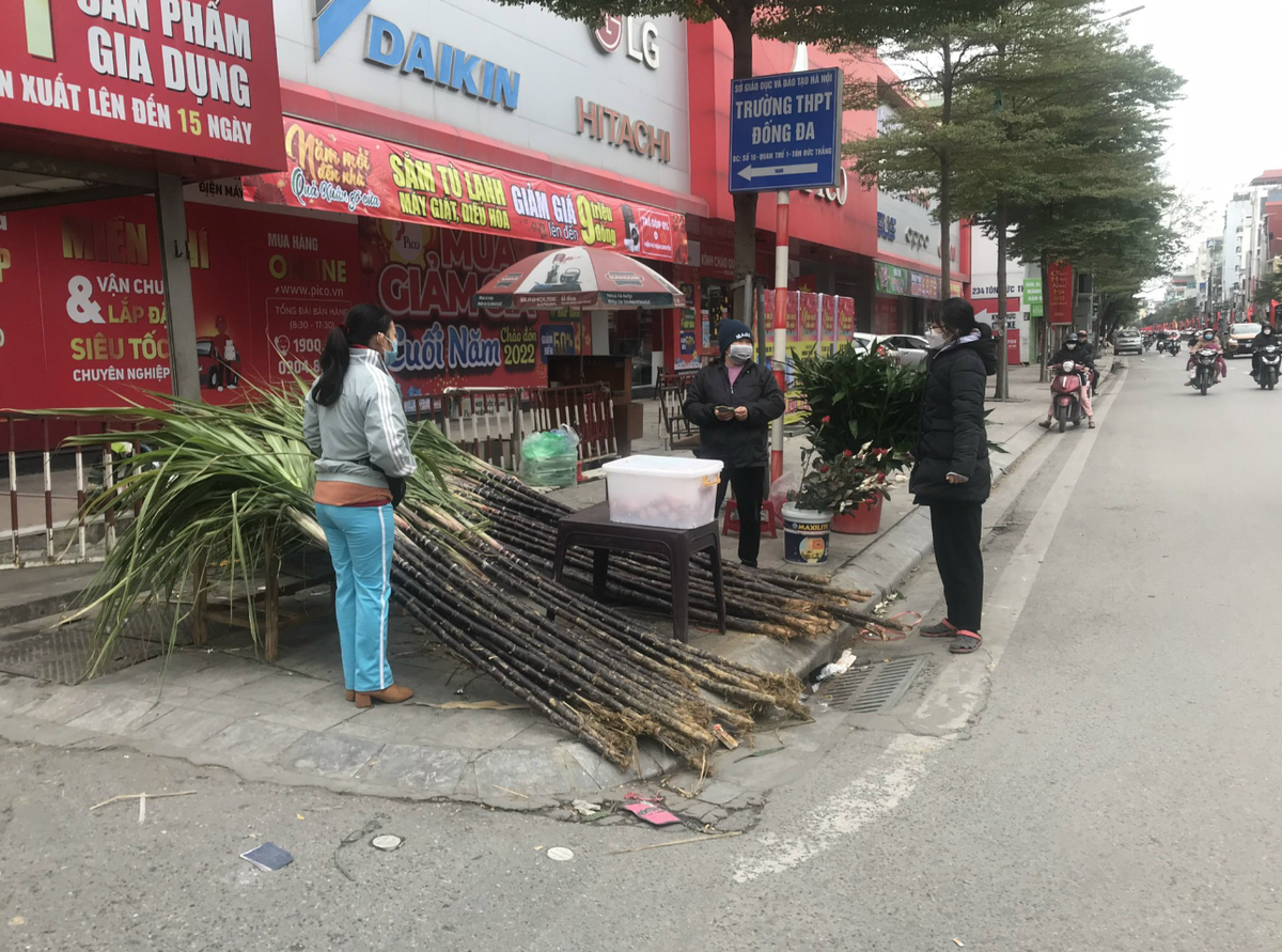 Bên cạnh muối, mía lộc cũng được nhiều người chọn mua sau Giao Thừa để lấy may.