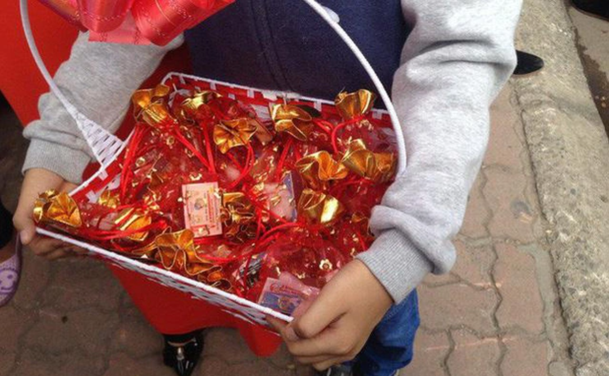 Hầu hết, người đi chơi giao thừa về đều mua diêm hoặc bật lửa với ý nghĩa mang sự ấm áp, ấm no, may mắn vào nhà.