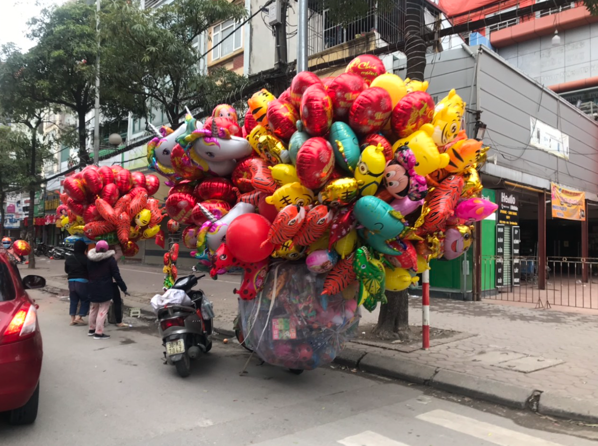 Bán bóng cũng là một cách kiếm tiền trong đêm giao thừa được nhiều người lựa chọn.