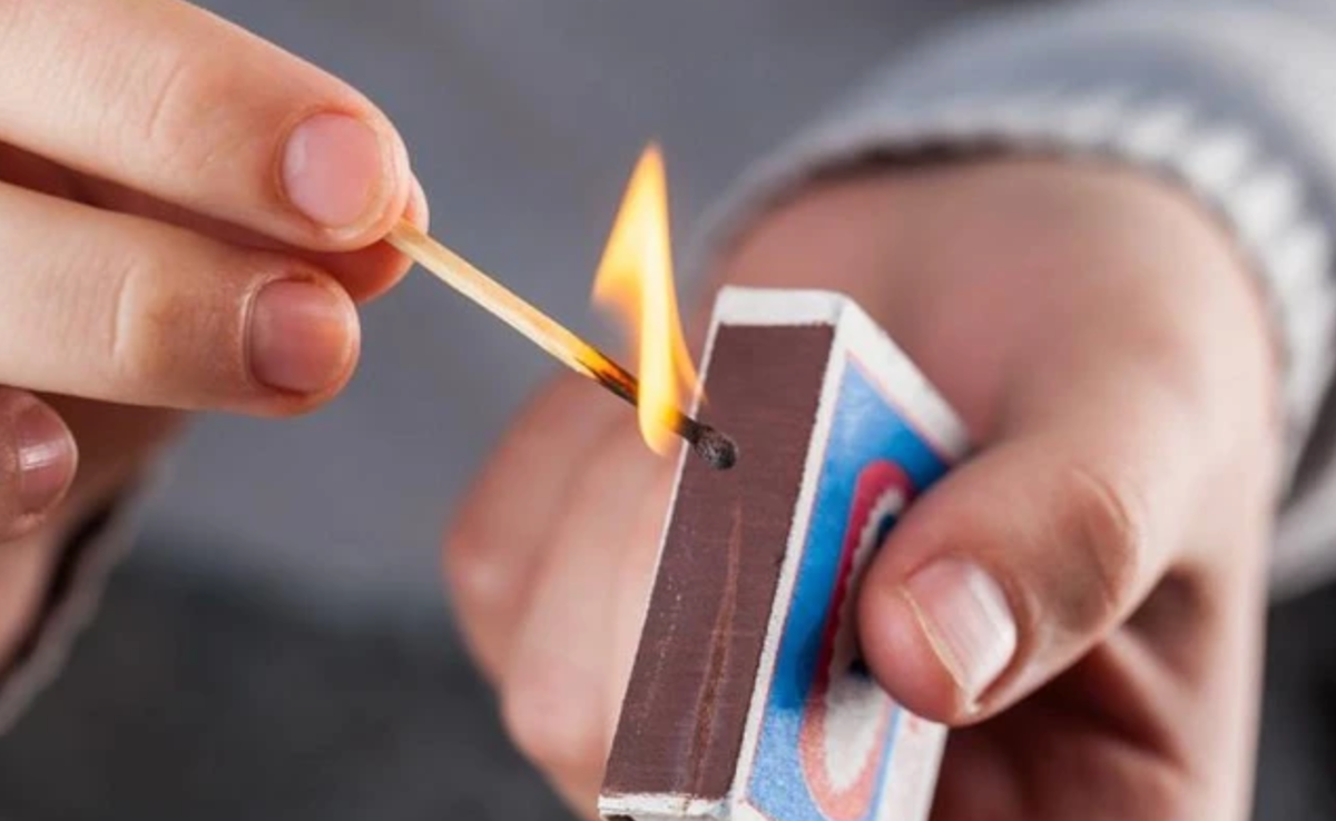 Chỉ cần bạn chịu khó bán bao diêm, bật lửa với giá khoảng 10 ngàn đồng/chiếc là đã có thể kiếm bộn tiền từ công việc này.