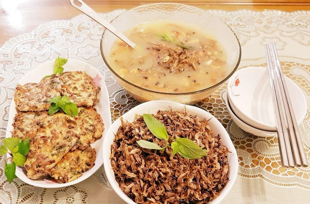 Đặc sản sông Hồng này có thể chế biến thành nhiều món ăn như vờ vờ chiên lá mắc mật, nộm vờ vờ, vật vờ xào ngổ, rau muống hay lẩu vật vờ riêu cua, chả vật vờ lá lốt...Ảnh: Baohungyen