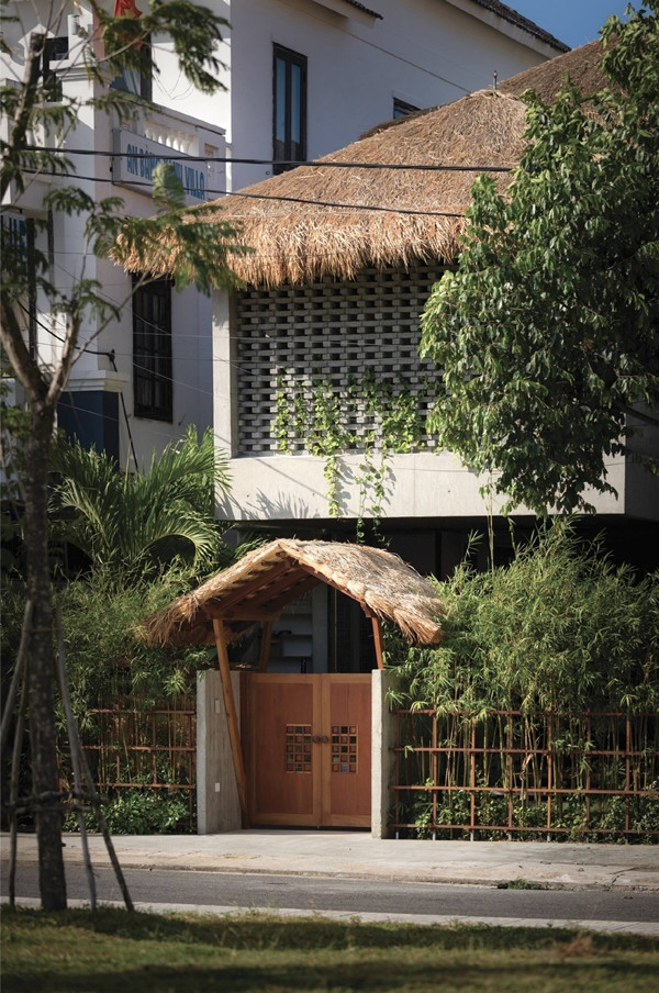 Yêu cầu của gia chủ cũng chính là thách thức với đội ngũ thiết kế phải tìm ra giải pháp tối ưu, sử dụng gỗ, tre trúc và mái tranh để tạo nên một không gian sống hài hòa, thân thiện với môi trường. Ảnh: SuKha_Studio