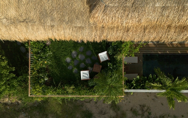 Mong muốn của gia chủ là đưa những ký ức tuổi thơ gắn liền với ngôi nhà tranh ở quê, mái lá, những buổi trưa hè ngồi dưới hiên nhà...vào trong chính căn nhà của mình. Ảnh: SuKha_Studio