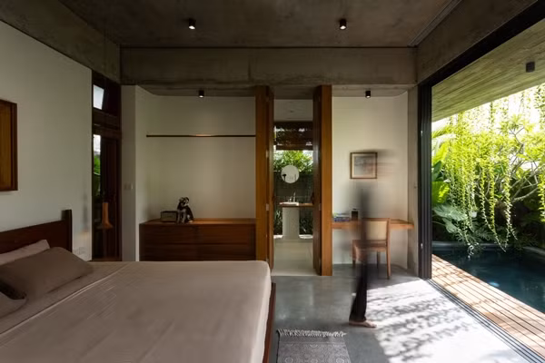 Phòng ngủ hướng ra sân vườn, tận dụng gió và ánh sáng tự nhiên. Ảnh: SuKha_Studio