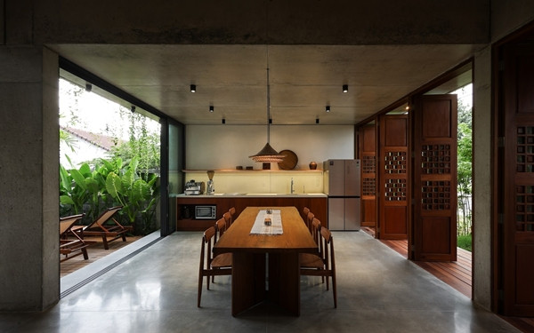 Nội thất gỗ tự nhiên và bê tông trần tạo cảm giác vừa ấm cúng, vừa hiện đại. Ảnh: SuKha_Studio