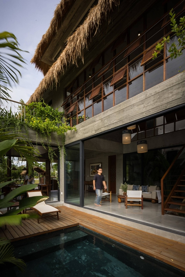 Về kiến trúc, khối nhà được thiết kế với phong cách đơn giản, gần gũi với thiên nhiên nhưng vẫn hiện đại. Ảnh: SuKha_Studio