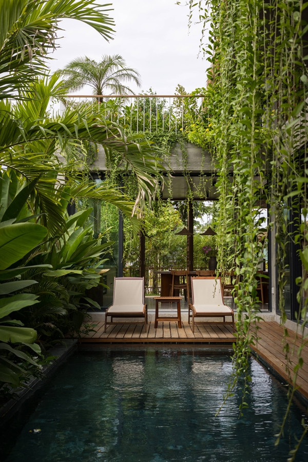 Điều này yêu cầu sự sáng tạo trong việc bố trí không gian để ngôi nhà vẫn đón nhận được luồng khí mát từ biển nhưng không bị tác động tiêu cực bởi thời tiết khắc nghiệt. Ảnh: SuKha_Studio