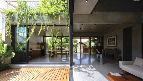 Nằm gần biển, căn nhà chịu ảnh hưởng lớn từ gió mạnh, độ ẩm cao từ biển ảnh hưởng đến độ bền của vật liệu xây dựng, trong khi diện tích khu đất lại không quá lớn. Ảnh: SuKha_Studio