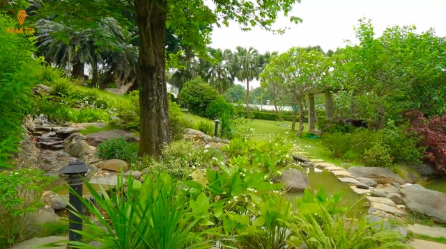 Được trang bị hệ thống smarthome, nhiều công việc trong biệt thự được làm tự động như thay nước cho hồ cá Koi, đóng rèm cửa, hệ thống thống âm thanh - ánh sáng ở trong nhà và ngoài vườn. Ảnh chụp màn hình